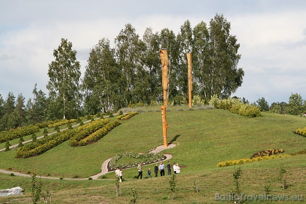 Karaļa kalnā uzstādītas 12 apustuļu statujas, kā arī „Jēzus Kristus – uzvarētāja” un „Eņģeļa ar Dzīvības grāmatu” ozolkoka skulptūras, kuru autors ir Karaļa kalnā uzstādītas 12 apustuļu statujas, kā arī „Jēzus Kristus – uzvarētāja” un „Eņģeļa ar Dzīvības grāmatu” ozolkoka skulptūras, kuru autors ir 36202
