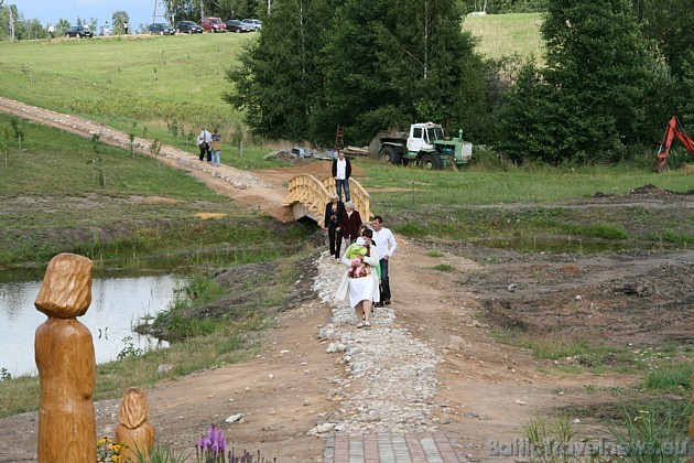 Dārza stādīšanā piedalījās daudzi svētceļnieki. Karaļa kalna parka apzaļumošana turpinās nepārtraukti Dārza stādīšanā piedalījās daudzi svētceļnieki. Karaļa kalna parka apzaļumošana turpinās nepārtraukti 36208