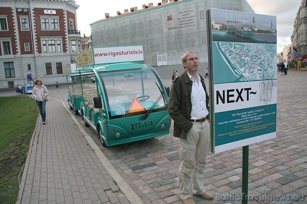Kopumā vienlaicīgi ekskursijā var doties 23 pasažieri, proti, 11 var sēdēt autobusiņa vilcējā, bet 12 - piekabē. Brauciena ilgums 35 minūtes Kopumā vienlaicīgi ekskursijā var doties 23 pasažieri, proti, 11 var sēdēt autobusiņa vilcējā, bet 12 - piekabē. Brauciena ilgums 35 minūtes 36240