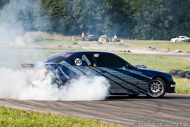 Pirmā Latvijas drifta čempionāta pjedestāls: Gvido Elksnis (148), Ervins Ērglis (140), Raivo Mužiks (108) un ceturtais Ivo Cīrulis 94 punkti Pirmā Latvijas drifta čempionāta pjedestāls: Gvido Elksnis (148), Ervins Ērglis (140), Raivo Mužiks (108) un ceturtais Ivo Cīrulis 94 punkti 36393