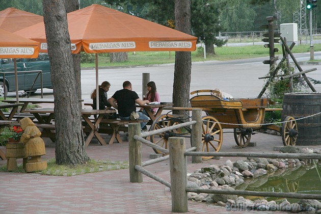 Viesu namā iegriežas darījuma cilvēki, ģimenes ar bērniem un auto ceļotāji 36405