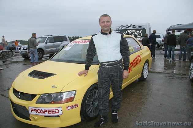 Māris Ozoliņš kopā ar savu sporta automašīnu Mitsubishi Evo 9, kurš 402 metrus veica 10,3 sekundēs Māris Ozoliņš kopā ar savu sporta automašīnu Mitsubishi Evo 9, kurš 402 metrus veica 10,3 sekundēs 36441