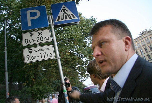 Tiek noskaidrots, ka ārvalstu auto tūristi nevar zināt, kas ir ''sestdienās'', tāpēc būtu jālieto visiem saprotamas piktogrammas Tiek noskaidrots, ka ārvalstu auto tūristi nevar zināt, kas ir ''sestdienās'', tāpēc būtu jālieto visiem saprotamas piktogrammas 36461