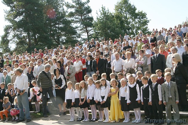 Daudzi no skolēnu vecākiem nevarēja piedalīties 1.septembra svinībās, jo ir peļņā Īrijā, Lielbritānijā, Vācijā un citur pasaulē Daudzi no skolēnu vecākiem nevarēja piedalīties 1.septembra svinībās, jo ir peļņā Īrijā, Lielbritānijā, Vācijā un citur pasaulē 36534