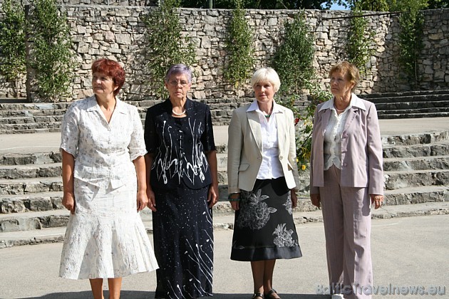 Ikšķiles vidusskolas skolotāji, kuri atdevuši skolai vairāk nekā 40 gadus, bet tagad dodas pelnītā pensijā Ikšķiles vidusskolas skolotāji, kuri atdevuši skolai vairāk nekā 40 gadus, bet tagad dodas pelnītā pensijā 36539