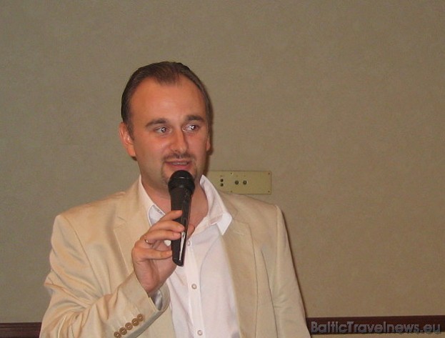 Leonīds Močeņovs (Novatours valdes loceklis) sveicinā ceļojumu aģentus, kuri ierādās prezentācijā Leonīds Močeņovs (Novatours valdes loceklis) sveicinā ceļojumu aģentus, kuri ierādās prezentācijā 36616