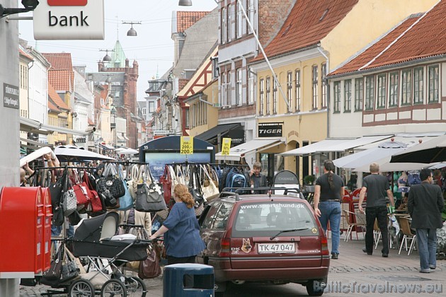Helsingēra ir nozīmīga tūrisma pilsēta Dānijā, jo daudzi te ierodas arī kā tranzīta ceļotāji starp Skandināvijas pussalu un Rietumeiropu Helsingēra ir nozīmīga tūrisma pilsēta Dānijā, jo daudzi te ierodas arī kā tranzīta ceļotāji starp Skandināvijas pussalu un Rietumeiropu 36869
