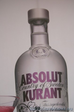 Absolut degvīns tiek izplatīts kopš 1879. gada un to ir radījis Larss Olsens Smits, kura fotogrāfija rotā ikkatru šī degvīna pudeli Absolut degvīns tiek izplatīts kopš 1879. gada un to ir radījis Larss Olsens Smits, kura fotogrāfija rotā ikkatru šī degvīna pudeli 37185