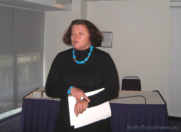 Anita Dudele (Ar-tur pārdošanas menedžere) sveicina klātesošus un iepazīstina ar ekspedīcijas 1000 jūdzes Indijā dalībniekiem un gaitu Anita Dudele (Ar-tur pārdošanas menedžere) sveicina klātesošus un iepazīstina ar ekspedīcijas 1000 jūdzes Indijā dalībniekiem un gaitu 37223
