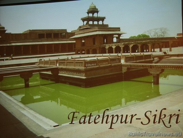 Pamestā Moghulu galvaspilsēta Fatehpur Sikri. XVI gs. komplekss, ko veido smilšakmens cietoksnis, pilis un mošejas Pamestā Moghulu galvaspilsēta Fatehpur Sikri. XVI gs. komplekss, ko veido smilšakmens cietoksnis, pilis un mošejas 37229