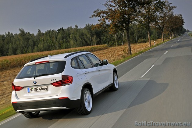 BMW X1 xDrive 20d ar 177 zs un 350 Nm (1750-3000 apgr.min.) ieskrienas līdz 100 km/h par 8,4 sekundēm, bet maksimālais ātrums ir 205 km/h BMW X1 xDrive 20d ar 177 zs un 350 Nm (1750-3000 apgr.min.) ieskrienas līdz 100 km/h par 8,4 sekundēm, bet maksimālais ātrums ir 205 km/h 37251