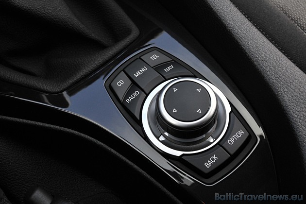 BMW X1 iemiesos sevī jaunās paaudzes vadības sistēmu BMW iDrive, kas atradīsies pa vidu pie ātrumu pārnesumu kloķa BMW X1 iemiesos sevī jaunās paaudzes vadības sistēmu BMW iDrive, kas atradīsies pa vidu pie ātrumu pārnesumu kloķa 37256