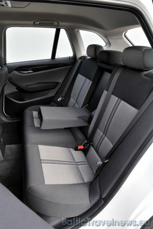 Automašīna ir aprīkota ar augstvērtīgu HiFi sistēmu un gaisa klimata kontroli. Daudzas citas komforta sistēmas radīs ceļošanas baudu Automašīna ir aprīkota ar augstvērtīgu HiFi sistēmu un gaisa klimata kontroli. Daudzas citas komforta sistēmas radīs ceļošanas baudu 37257