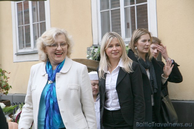 Latvijas Viesnīcu un restorānu asociācijas viceprezidente Inese Tomase (no kreisās) ir sajūsmā par jaunā restorāna novitātēm Latvijas Viesnīcu un restorānu asociācijas viceprezidente Inese Tomase (no kreisās) ir sajūsmā par jaunā restorāna novitātēm 37380