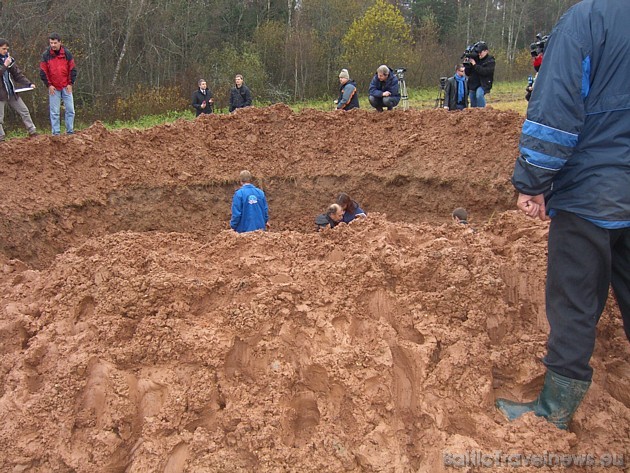 Zinātnieki apšauba meteorīta versiju un 26.10.2009 parādās ziņa, ka šī lielā bedre ir Tele 2 mārketinga triks Zinātnieki apšauba meteorīta versiju un 26.10.2009 parādās ziņa, ka šī lielā bedre ir Tele 2 mārketinga triks 37606