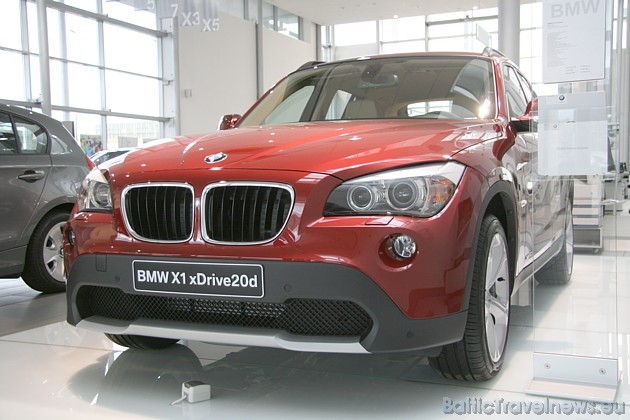 BMW X1 xDrive20d ar 177 zirgspēkiem un 350 Nm (1750-3000 apgr.min.) ieskrienas līdz 100 km/h par 8,4 sekundēm, bet maksimālais ātrums ir 205 km/h BMW X1 xDrive20d ar 177 zirgspēkiem un 350 Nm (1750-3000 apgr.min.) ieskrienas līdz 100 km/h par 8,4 sekundēm, bet maksimālais ātrums ir 205 km/h 37632