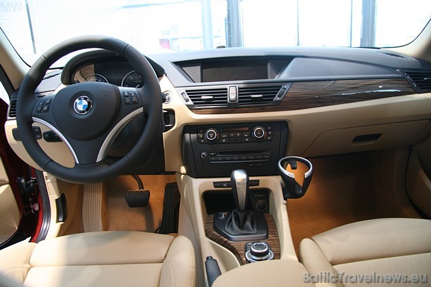 BMW X1 salons - priekšējie elektriskie sēdekļi, salona koka apdare Fineline light, 2 zonu klimata kontrole, ādas sporta un multifunkcionāla stūre, glā BMW X1 salons - priekšējie elektriskie sēdekļi, salona koka apdare Fineline light, 2 zonu klimata kontrole, ādas sporta un multifunkcionāla stūre, glā 37637