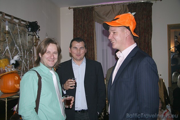 Ja Visu svēto pusnaktī iededz oranžu sveci un ļauj tai degt līdz rītausmai, tad pievilina veiksmi Ja Visu svēto pusnaktī iededz oranžu sveci un ļauj tai degt līdz rītausmai, tad pievilina veiksmi 37692