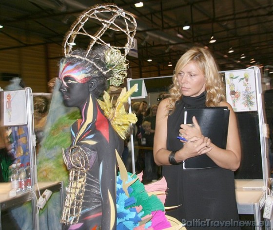 Body art žūrijas locekle Ieva Paškēviča vērtē darbu PARADISO 37834