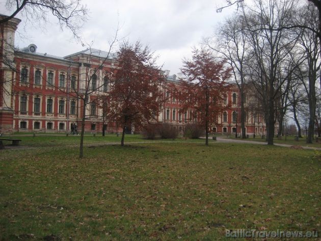 Pastāv versija, ka Baltā dāma sargājot dārgumus, kurus Francijas karalis, bēgdams caur Jelgavu, tur paslēpis Pastāv versija, ka Baltā dāma sargājot dārgumus, kurus Francijas karalis, bēgdams caur Jelgavu, tur paslēpis 38368