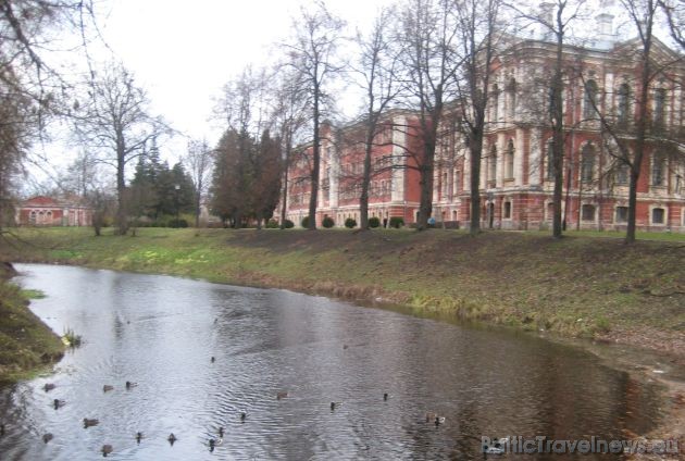 Pils salā izvietotajā parkā ir romantiski kanāli, tiltiņi, pils ēkas, Gubernatora saliņa 38372