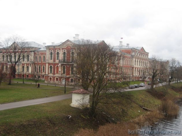 Jelgavas pils atrodas autoceļa Rīga-Jelgava labajā pusē un priecē autobraucējus no Lielupes tilta Jelgavas pils atrodas autoceļa Rīga-Jelgava labajā pusē un priecē autobraucējus no Lielupes tilta 38373