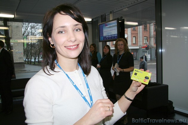 Nordea bankas Sabiedrisko attiecību vadītāja un preses sekretāre Dagnija Stuķēna prezentē jauno BalticMiles MasterCard kredītkarti Nordea bankas Sabiedrisko attiecību vadītāja un preses sekretāre Dagnija Stuķēna prezentē jauno BalticMiles MasterCard kredītkarti 38378