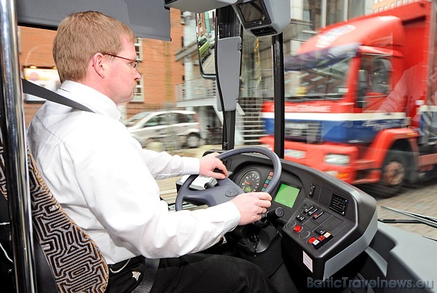 Nākotnes autobuss uz 100 km patērē 10-14 kg ūdeņraža un ar vienu ūdeņraža ''degvielas bāku'' var nobraukt 250 km, bet ar elektromotoru 5 km Nākotnes autobuss uz 100 km patērē 10-14 kg ūdeņraža un ar vienu ūdeņraža ''degvielas bāku'' var nobraukt 250 km, bet ar elektromotoru 5 km 38453