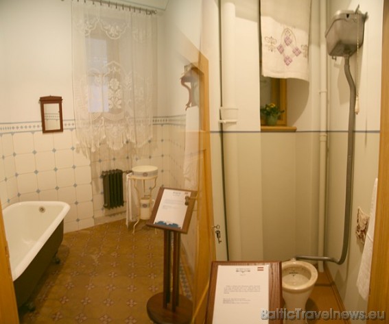 Vannas istabā var apskatīt vannu ar varenām lauvas ķepām. Tualetes ar nolaižamo ūdeni parādījās jau 19.gs.beigās, un kļūst par moderna mājokļa neatņem Vannas istabā var apskatīt vannu ar varenām lauvas ķepām. Tualetes ar nolaižamo ūdeni parādījās jau 19.gs.beigās, un kļūst par moderna mājokļa neatņem 38474