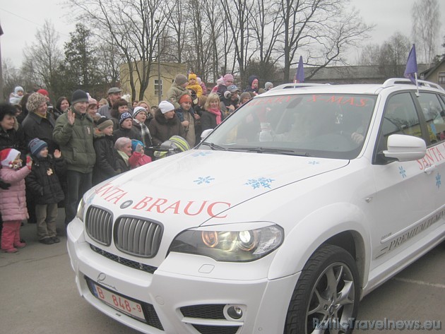Santa Klauss no Lapzemes bija cerējis uz sniegu un ragavām, taču šoreiz bija jāizlīdzas ar BMW X5 Santa Klauss no Lapzemes bija cerējis uz sniegu un ragavām, taču šoreiz bija jāizlīdzas ar BMW X5 38516