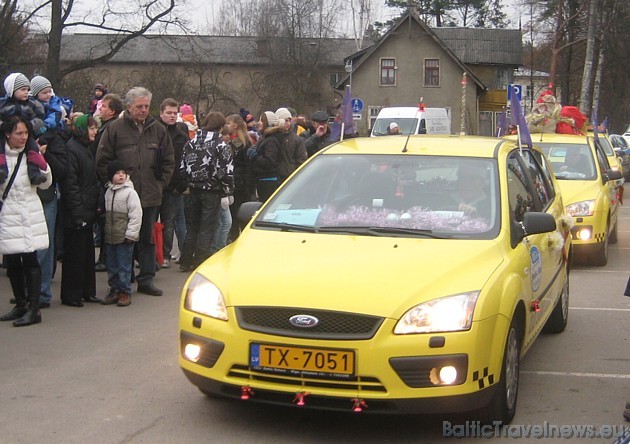 Ātri nokļūt pie bērniem Santa Klausam un viņa rūķīšiem palīdz taksometru kompānija Smile Baby Taxi, kuras var atpazīt pēc dzeltenās krāsas un dāvanu m Ātri nokļūt pie bērniem Santa Klausam un viņa rūķīšiem palīdz taksometru kompānija Smile Baby Taxi, kuras var atpazīt pēc dzeltenās krāsas un dāvanu m 38519