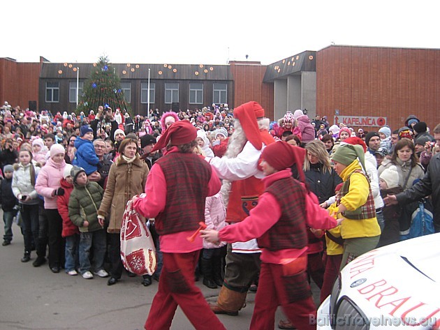 Bērni priecīgi sagaidīja Santa Klausu ciemos pie sevis, skaitīja dzejoļus un dziedāja Bērni priecīgi sagaidīja Santa Klausu ciemos pie sevis, skaitīja dzejoļus un dziedāja