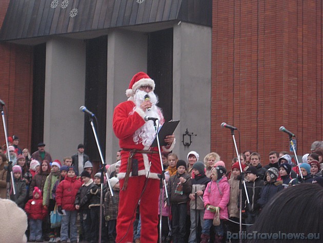 Bērni ļoti gribēja apskatīt, kas ir Ziemassvētku vecīša dāvanu maisos, taču Santa Klaus un viņa palīgi rūķīši paši zināja, kam kura dāvana pienākas Bērni ļoti gribēja apskatīt, kas ir Ziemassvētku vecīša dāvanu maisos, taču Santa Klaus un viņa palīgi rūķīši paši zināja, kam kura dāvana pienākas 38523