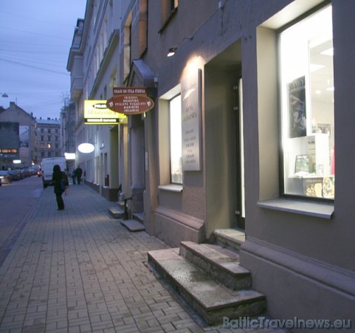 Grāmatu veikals Jaunā grāmatnīca atrodas starp Krišjāņa Barona un Marijas ielu uz Pērses ielas. Varbūt ir laiks garīgam ceļojumam grāmatu pasaulē? Grāmatu veikals Jaunā grāmatnīca atrodas starp Krišjāņa Barona un Marijas ielu uz Pērses ielas. Varbūt ir laiks garīgam ceļojumam grāmatu pasaulē? 38546