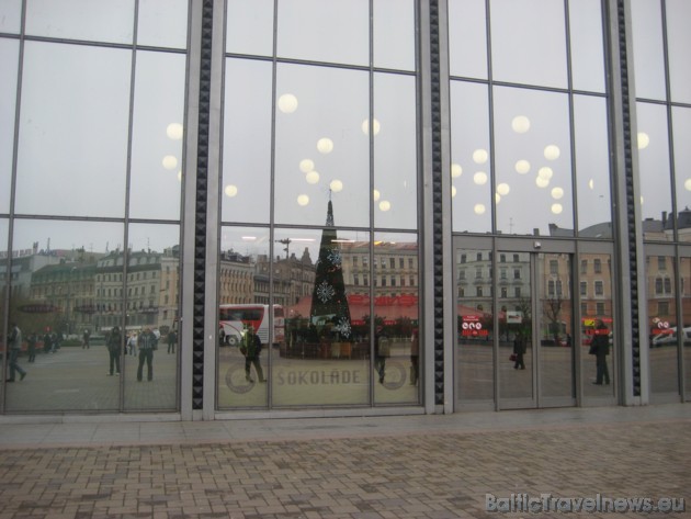 Egles atspulgs pat redzams Centrālās stacijas stiklotajā fasādē, kur tas lieliski iederas gaismekļu ansamblī! Egles atspulgs pat redzams Centrālās stacijas stiklotajā fasādē, kur tas lieliski iederas gaismekļu ansamblī! 38574