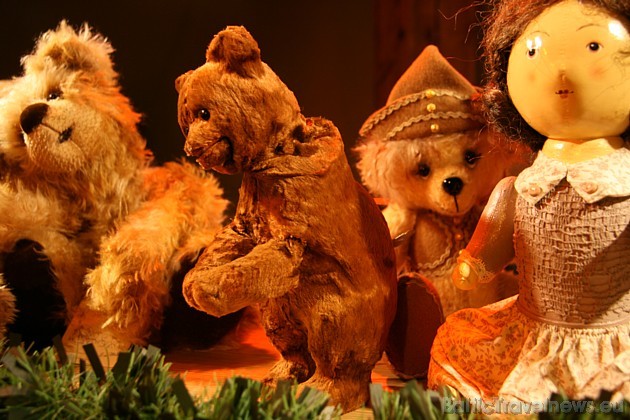 Un vēl jo vairāk tas palīdzēja prezidentam otrreiz uzvarēt vēlēšanā, ,jo viņam līdzās atradās viņa talismans – Teddy lācītis. Un vēl jo vairāk tas palīdzēja prezidentam otrreiz uzvarēt vēlēšanā, ,jo viņam līdzās atradās viņa talismans – Teddy lācītis. 38598