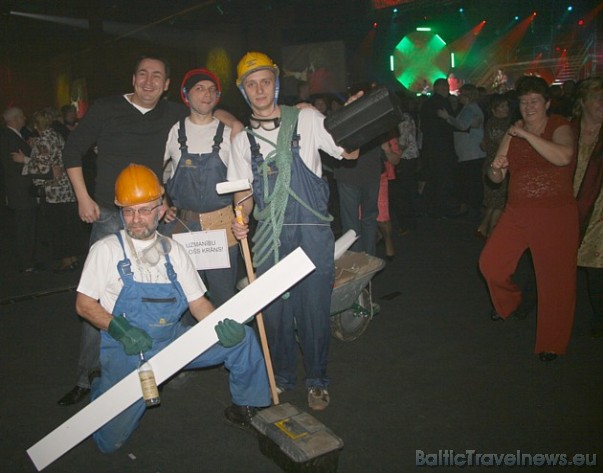 Ieeja uz Impro balli 2009 ceļotājiem izmaksāja 9 LVL ar iespēju klausīties daudzas populāras mūzikas grupas Ieeja uz Impro balli 2009 ceļotājiem izmaksāja 9 LVL ar iespēju klausīties daudzas populāras mūzikas grupas 38668
