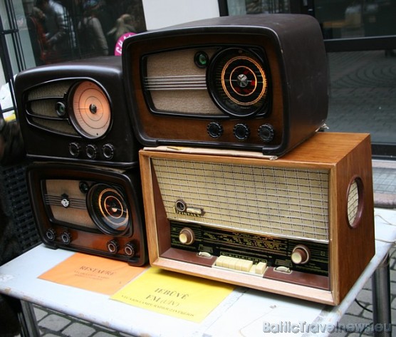 Berga bazārā tiek piedāvāti veci radio, kas tiek aprīkoti ar modernu tehniku, lai tie varētu uztvert FM signālus. Piedāvā arī vecos radio salabot - te Berga bazārā tiek piedāvāti veci radio, kas tiek aprīkoti ar modernu tehniku, lai tie varētu uztvert FM signālus. Piedāvā arī vecos radio salabot - te 38820