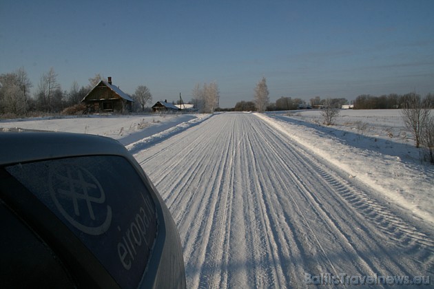 Arī pa sniega klātiem ceļiem var itin labi braukt, ja ievēro braukšanas ātrumu un automašīna ir aprīkota ar ziemas riepām Arī pa sniega klātiem ceļiem var itin labi braukt, ja ievēro braukšanas ātrumu un automašīna ir aprīkota ar ziemas riepām 38993