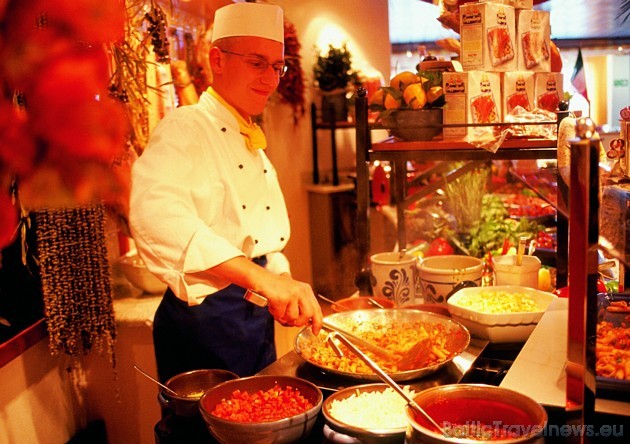 Uz kuģiem notiek arī Live Cooking šovi, kur profesionāli šefpavāri interesentiem demonstrē gatavošanas mākslas procesu Uz kuģiem notiek arī Live Cooking šovi, kur profesionāli šefpavāri interesentiem demonstrē gatavošanas mākslas procesu 39043