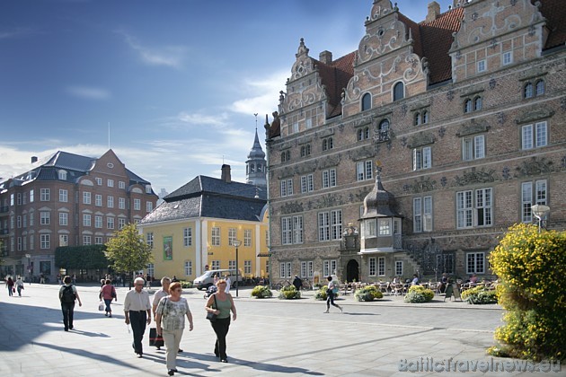 Pilsētas slavenākais tūrisma objekts ir Jens Bangs Stenhus - māja, ko pretī rātsnamam 1624. gadā renesanses stilā uzbūvēja kāds tirgotājs, kas netika Pilsētas slavenākais tūrisma objekts ir Jens Bangs Stenhus - māja, ko pretī rātsnamam 1624. gadā renesanses stilā uzbūvēja kāds tirgotājs, kas netika 39053
