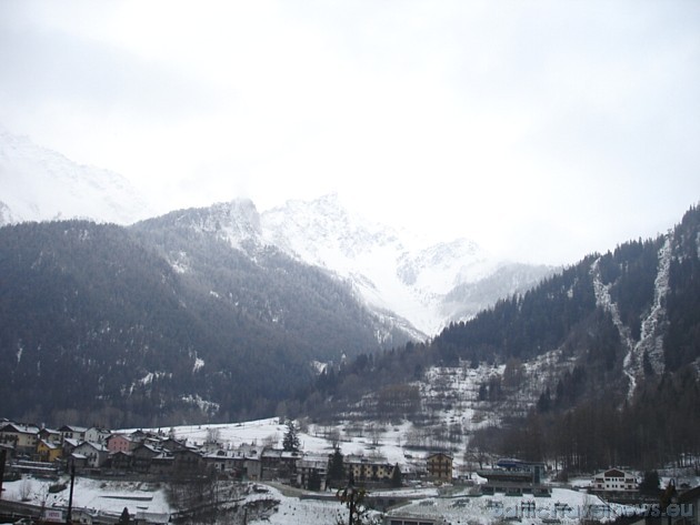 Itālijas luksuss klases slēpošanas kūrorts Courmayeur atrodas 2h 15min. attālumā no Milānas un 10 min. brauciena attālumā no La Thuile, 5 min. attālum Itālijas luksuss klases slēpošanas kūrorts Courmayeur atrodas 2h 15min. attālumā no Milānas un 10 min. brauciena attālumā no La Thuile, 5 min. attālum 39081