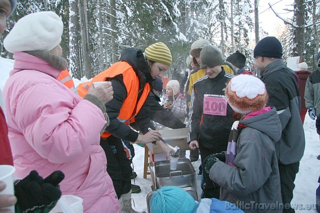 Finišā visi tika sagaidīti ar siltu tēju, gardām smalkmaizītēm un pīrādziņiem 39234