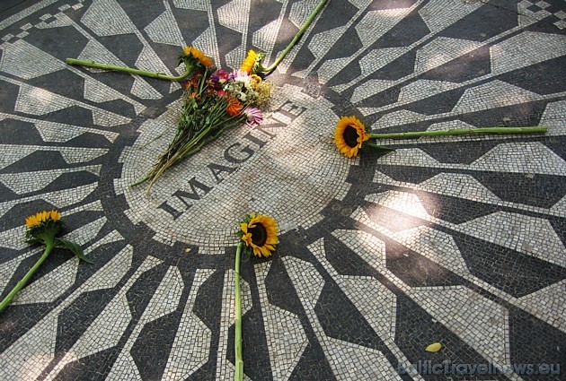 Daudzi Ņujorkā apmeklē leģendārā The Beatles dalībnieka Džona Lenona piemiņas vietu Strawberry Fields Daudzi Ņujorkā apmeklē leģendārā The Beatles dalībnieka Džona Lenona piemiņas vietu Strawberry Fields 39274