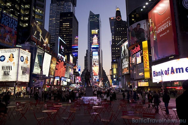 Taimskvērs (Times Square), ko reizēm sauc par pasaules krustcelēm, ir vēl viens Ņujorkas simbols. Tas pazīstams ar milzīgajām, krāsainajām reklāmām Taimskvērs (Times Square), ko reizēm sauc par pasaules krustcelēm, ir vēl viens Ņujorkas simbols. Tas pazīstams ar milzīgajām, krāsainajām reklāmām 39280