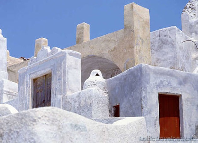 Santorīni sala Kiklādu arhipelāgā ir iemīļota vieta medusmēnešiem un te bieži redzami jauni, iemīlējušies pāri Santorīni sala Kiklādu arhipelāgā ir iemīļota vieta medusmēnešiem un te bieži redzami jauni, iemīlējušies pāri 39410