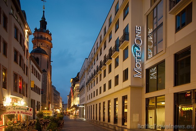 Motel One viesnīcas lielākoties atrodas pilsētu centros vai vecpilsētās, tādējādi piesaistot tūristus arī ar lielisko atrašanās vietu Motel One viesnīcas lielākoties atrodas pilsētu centros vai vecpilsētās, tādējādi piesaistot tūristus arī ar lielisko atrašanās vietu 39474
