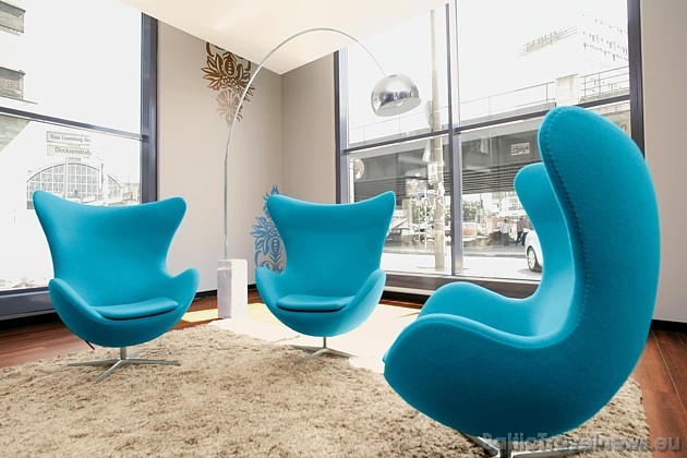 Interjerā dominē vēsās krāsas, bet Motel One firmas zīme ir koši zilie akcenti dizainā 39481