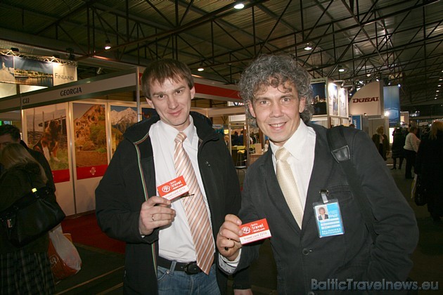 No labas puses Agris Pumpurs (Ap Sauli) pie Gruzijas stenda saņem Travel Card 2010
www.travelcard.lv No labas puses Agris Pumpurs (Ap Sauli) pie Gruzijas stenda saņem Travel Card 2010
www.travelcard.lv 39566