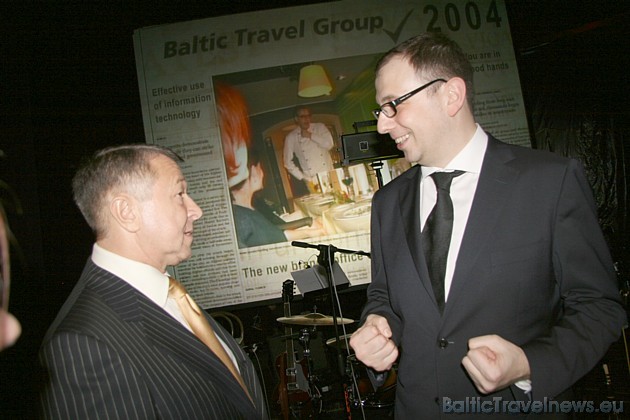 Baltic Travel Group vadītājs Vlads Korjagins (no labās) saņem apsveikumus no viesnīcas Baltic Beach Hotel īpašnieka Maikla Avrutina Baltic Travel Group vadītājs Vlads Korjagins (no labās) saņem apsveikumus no viesnīcas Baltic Beach Hotel īpašnieka Maikla Avrutina 39821